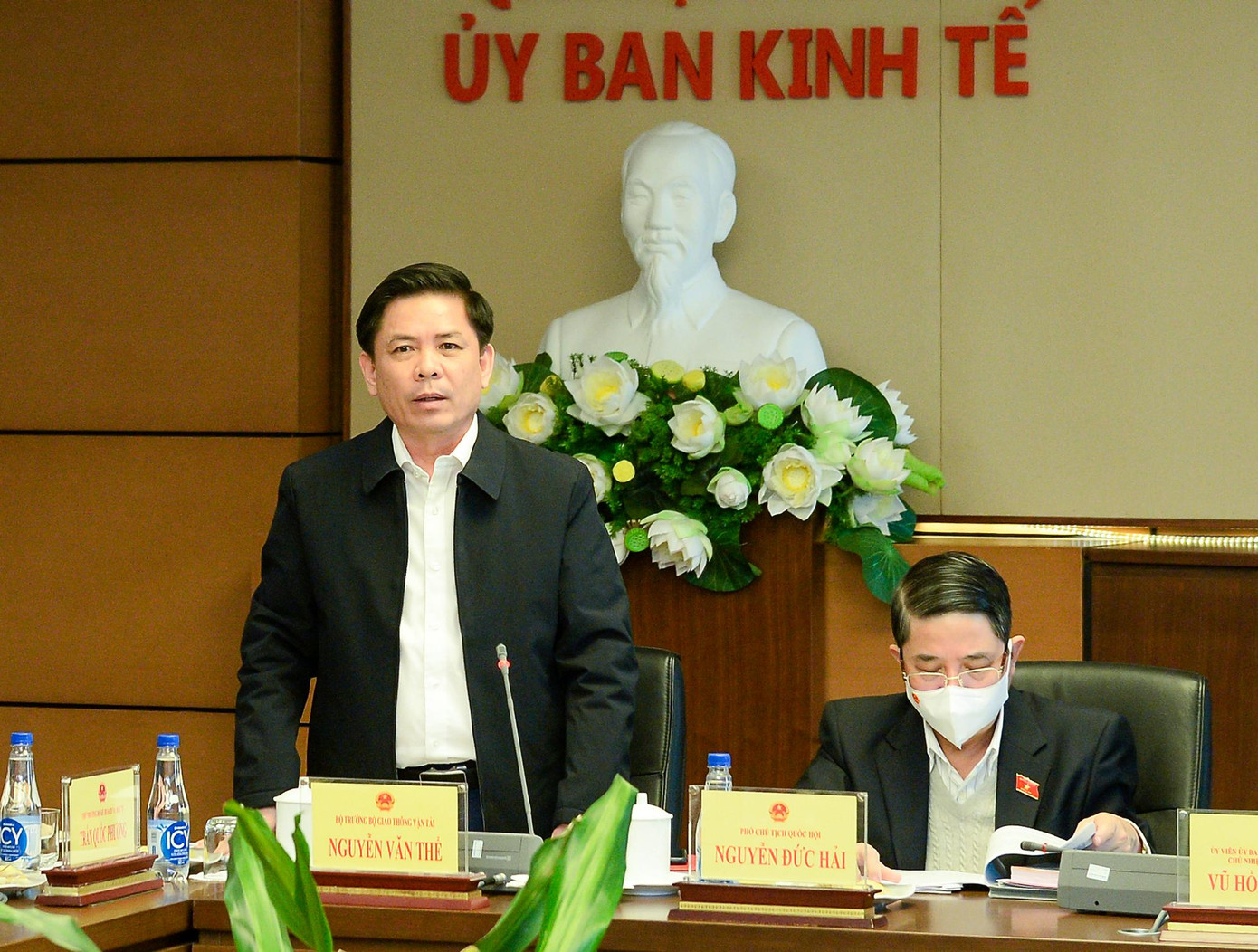 Bộ trưởng Bộ Giao thông vận tải Nguyễn Văn Thể báo cáo một số nội dung Dự án. Ảnh QH