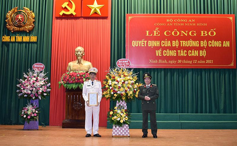 Đại tá Phạm Văn Sơn, Giám đốc Công an tỉnh Ninh Bình trao quyết định cho ông Trần Xuân Phú