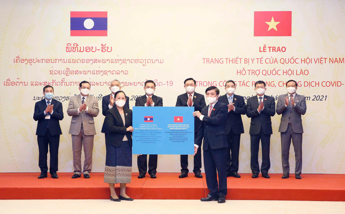 Lễ trao các trang thiết bị y tế của Quốc hội Việt Nam hỗ trợ Quốc hội Lào