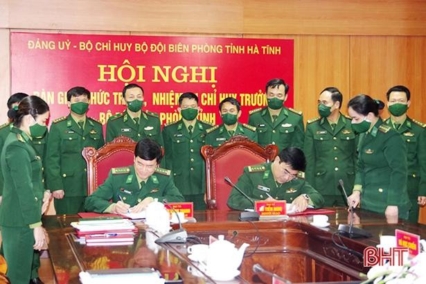 Bàn giao chức trách, nhiệm vụ Chỉ huy trưởng Bộ đội Biên phòng tỉnh Hà Tĩnh. Ảnh Báo HT