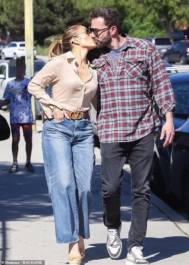 Cặp đôi "chị - em" trao nhau nụ hôn ngọt ngào trên phố. Một nguồn tin thân cận tiết lộ, Ben và Jennifer rất xem trọng nhân duyên giữa họ và họ "cam kết có một mối quan hệ lành mạnh, vĩnh cửu". Theo nguồn tin, chính sự đổ vỡ năm xưa đã giúp họ rút ra được những bài học quý giá để củng cố mối quan hệ vì tương lai, lợi ích của bản thân họ và gia đình.