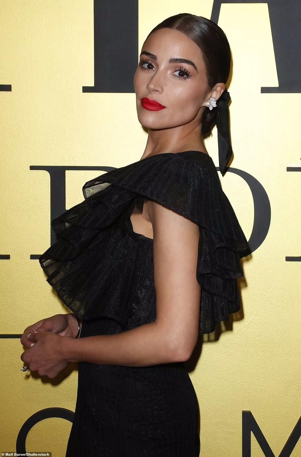 Gương mặt trang điểm tỉ mỉ cũng không giúp Hoa hậu Hoàn vũ 2012 che đi phần má hơi hóp vào. Olivia trông già hơn so với tuổi 30.