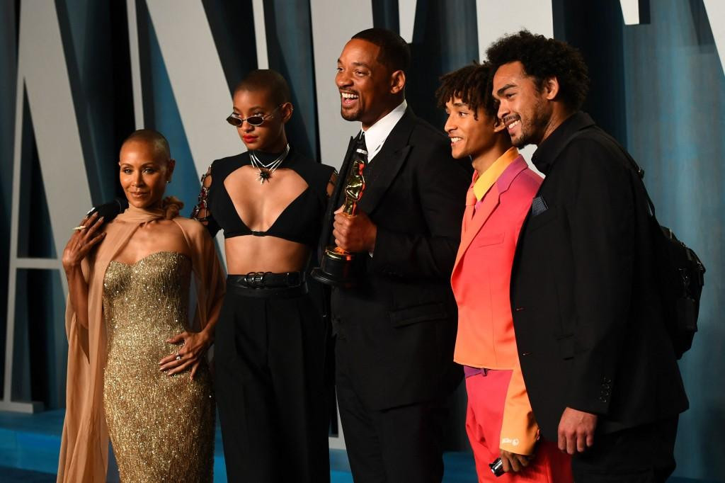 Will Smith mang tượng vàng đầu tiên trong sự nghiệp cùng vợ Jada Pinkett Smith và các con Willow Smith, Jaden Smith và Trey Smith (con riêng, phải) dự tiệc hậu Oscar của Vanity Fair.