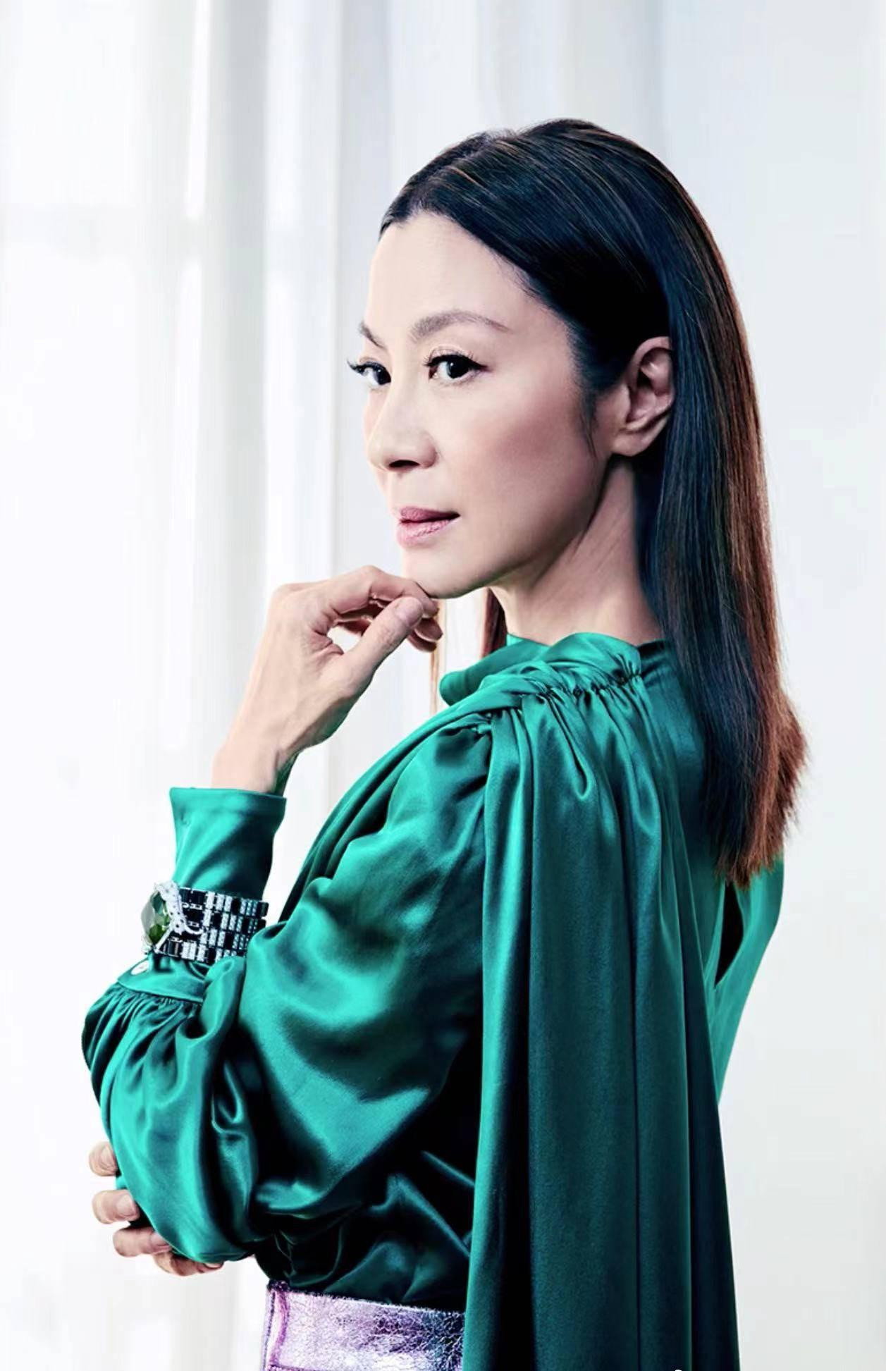 Theo dự tính ban đầu, các nhà làm phim muốn mời Thành Long đóng vai chồng của Dương Tử Quỳnh. Tuy nhiên, Thành Long từ chối lời mời, buộc phải sửa kịch bản.