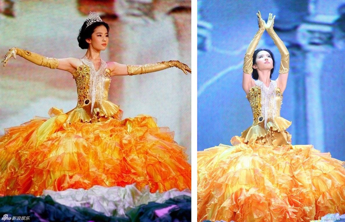 Sau 2 năm chờ đợi, Lễ trao giải Kim Ưng lần thứ 14 sẽ được diễn ra vào tháng 10 năm nay. Cuối tuần qua, ban tổ chức chương trình đã công bố hai ứng viên tiềm năng cho danh hiệu “Nữ thần Kim Ưng”. Hai bức ảnh không lộ mặt khiến dân mạng Trung Quốc bàn luận rôm rả xem nữ diễn viên nào có được vinh dự này. Tính đến thời điểm hiện tại, 4 cái tên được đề cập đến nhiều nhất là Cổ Lực Na Trát, Đàm Tùng Vận, Vạn Thiến và Trương Tử Phong. Trong khi chờ đợi bí mật được “bật mí”, loạt ảnh Lưu Diệc Phi năm 19 tuổi được “đào” lại khiến cộng đồng mạng một lần nữa “dậy sóng”.