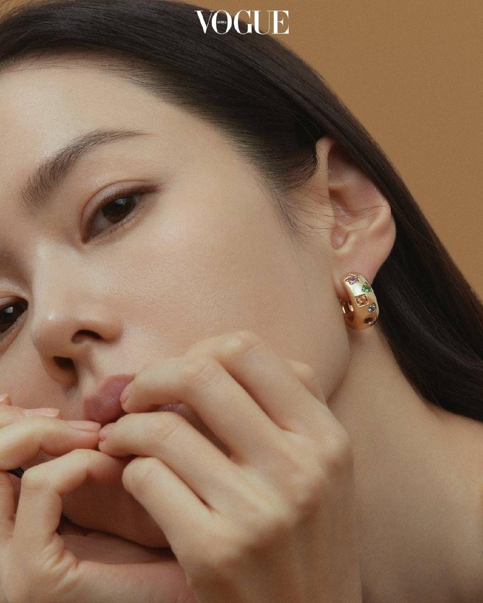 Với sắc vóc "không tuổi" này, dễ hiểu khi ngôi sao "Hạ cánh nơi anh" có thể chinh phục được "nam thần" Hyun Bin. Chuyện tình của hai ngôi sao Hàn Quốc sinh năm 1982 sắp đi đến cái kết viên mãn bằng một "đám cưới thế kỷ" vào ngày 31/3 tới.