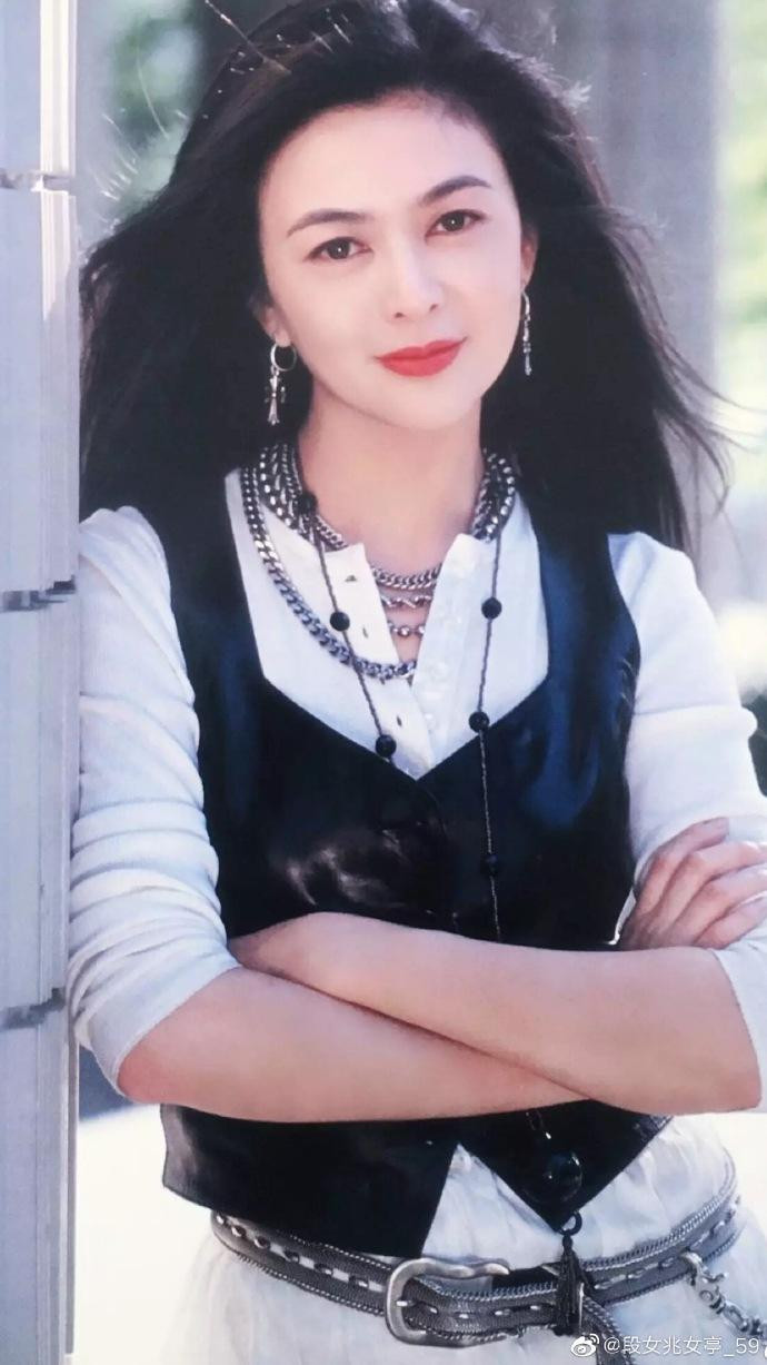 Cô bị gắn mác "hồ ly tinh số 1 Hong Kong". Cô bị gắn mác "hồ ly tinh số 1 Hong Kong".