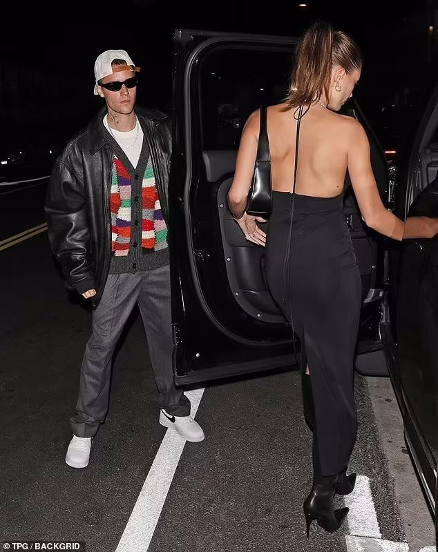 Trong khi bà xã mặc đồ mùa hè, Justin ấm áp hơn hẳn với ba lớp áo. Anh cũng vừa phục hồi sau khi được chẩn đoán mắc COVID-19.