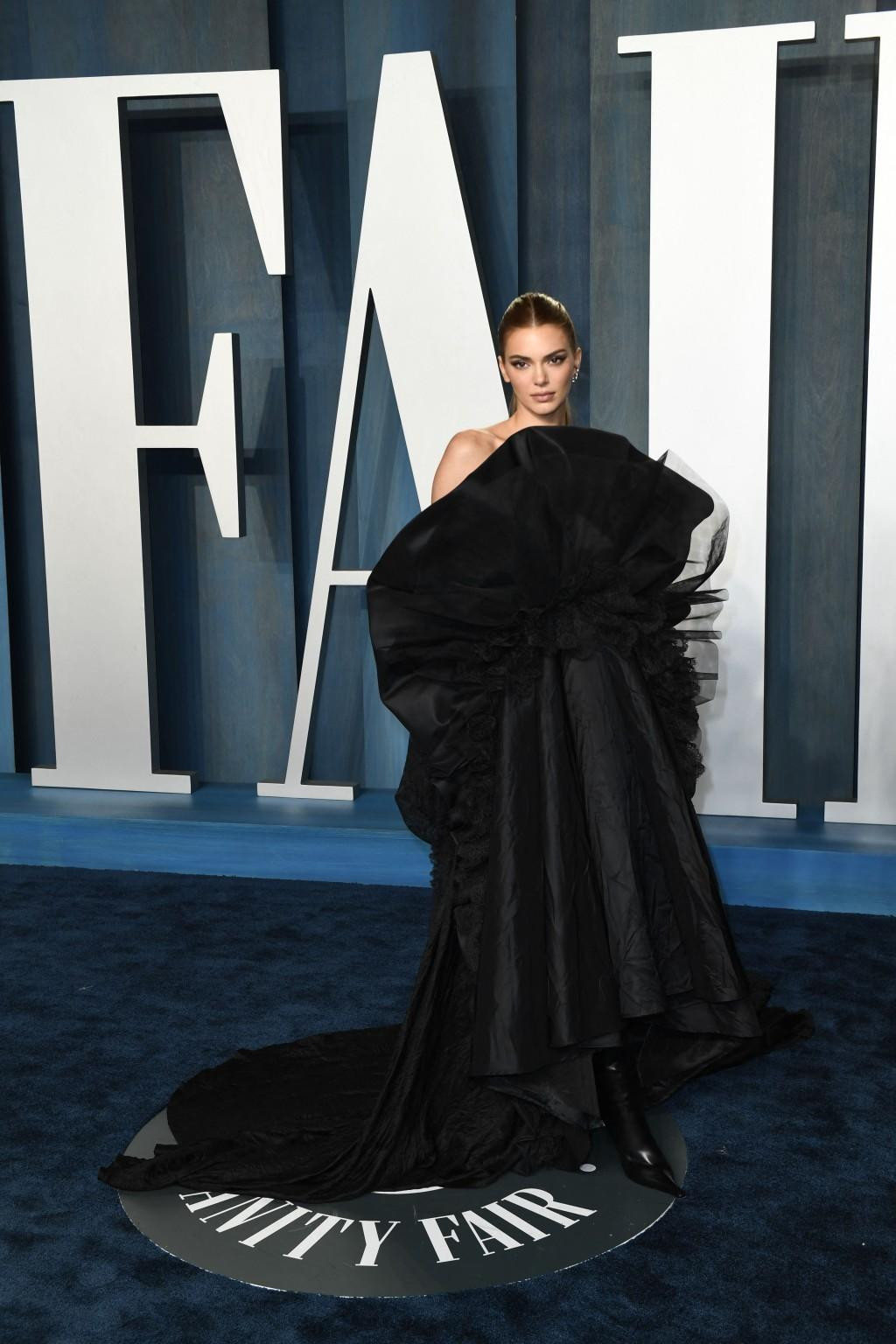 Siêu mẫu Kendall Jenner hoá quý cô thanh lịch, nền nã.