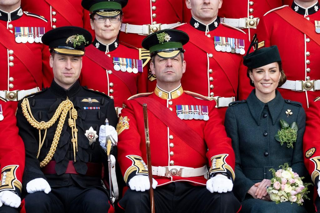 Hoàng tử William và Công nương Kate Middleton tham gia Lễ diễu hành Ngày Thánh Patrick của Lực lượng Vệ binh Ireland ở Anh.