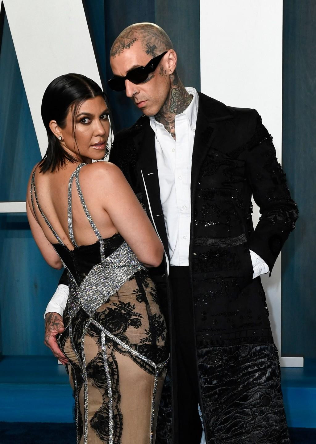 Travis Barker và Kourtney Kardashian "dính như sam" từ thảm đỏ Oscar đến tiệc hậu Oscar.