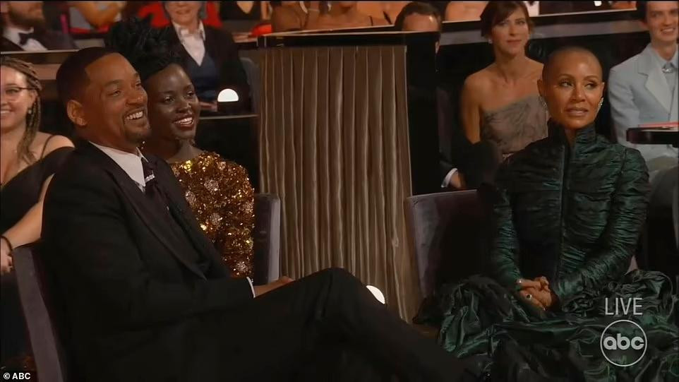 Will Smith trước đó vẫn đang vui vẻ bởi những câu đùa của Chris Rock.