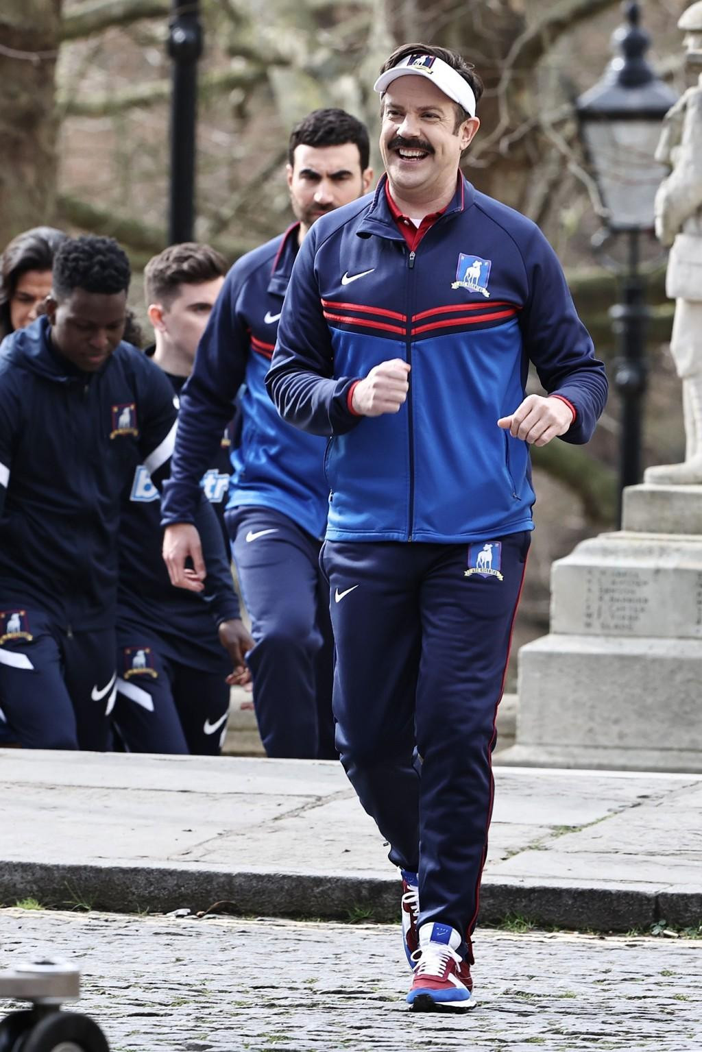 Tài tử U50 Jason Sudeikis vui vẻ chạy bộ trong quá trình quay phần 3 của bộ phim đề tài thể thao "Ted Lasso".