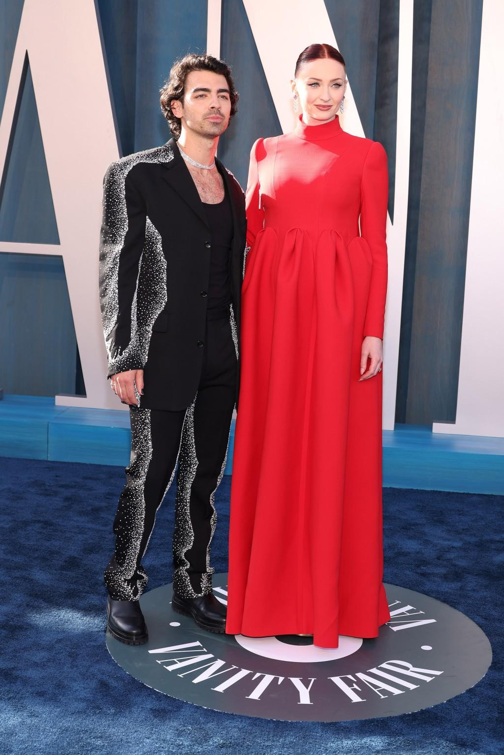 Ca sĩ Joe Jonas hộ tống bà xã đang mang bầu con thứ hai, nữ diễn viên Sophie Turner.