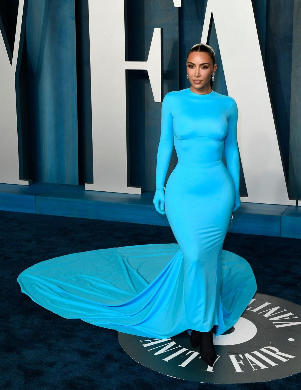 Kim Kardashian nổi bật với đầm xanh đuôi cá bó sát người tôn thân hình "đồng hồ cát".