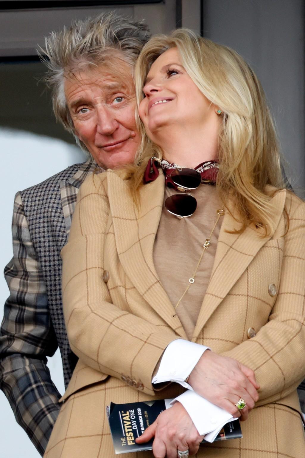 Danh ca 77 tuổi Rod Stewart chia sẻ khoảnh khắc ngọt ngào bên người vợ gần 15 năm, cựu người mẫu Penny Lancaster.