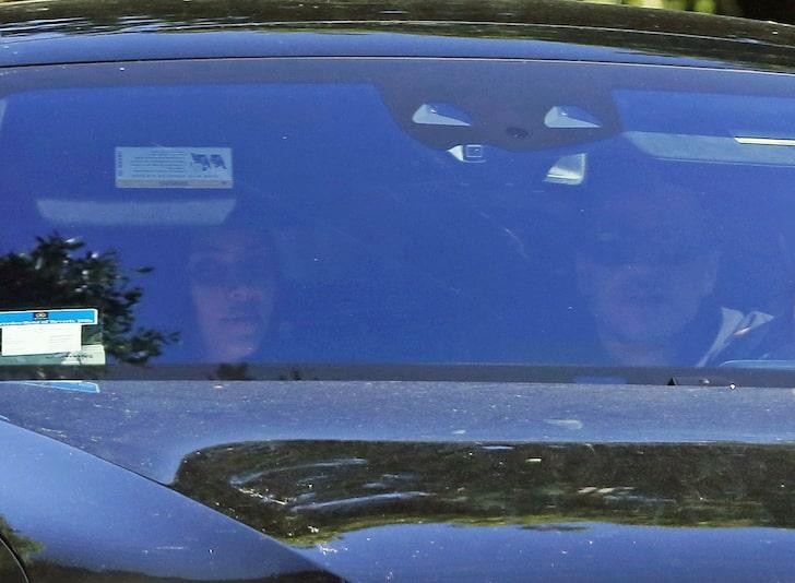 Theo TMZ, ảnh được chụp vào sáng Chủ nhật (20/3) tại Sân bay Van Nuys (Los Angeles). Thời điểm đó, Kim vừa đáp chuyên cơ mới tậu từ Miami xuống Los Angeles. Pete lái "xế sang" đến đón người tình hơn 13 tuổi.