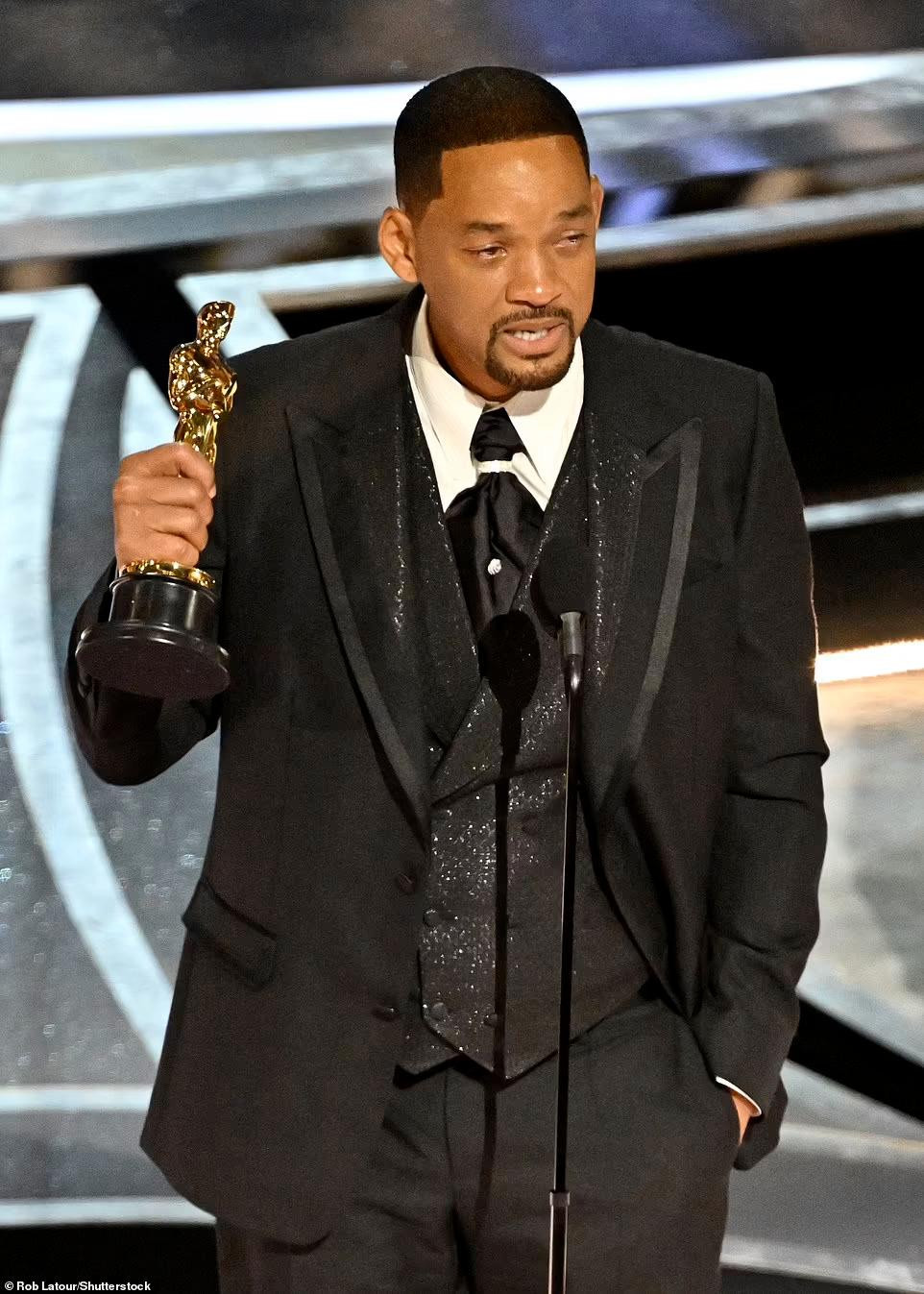 Will Smith khóc lúc nhận tượng vàng Oscar đầu tiên trong sự nghiệp, xin lỗi mọi người vì sự cố không vui.