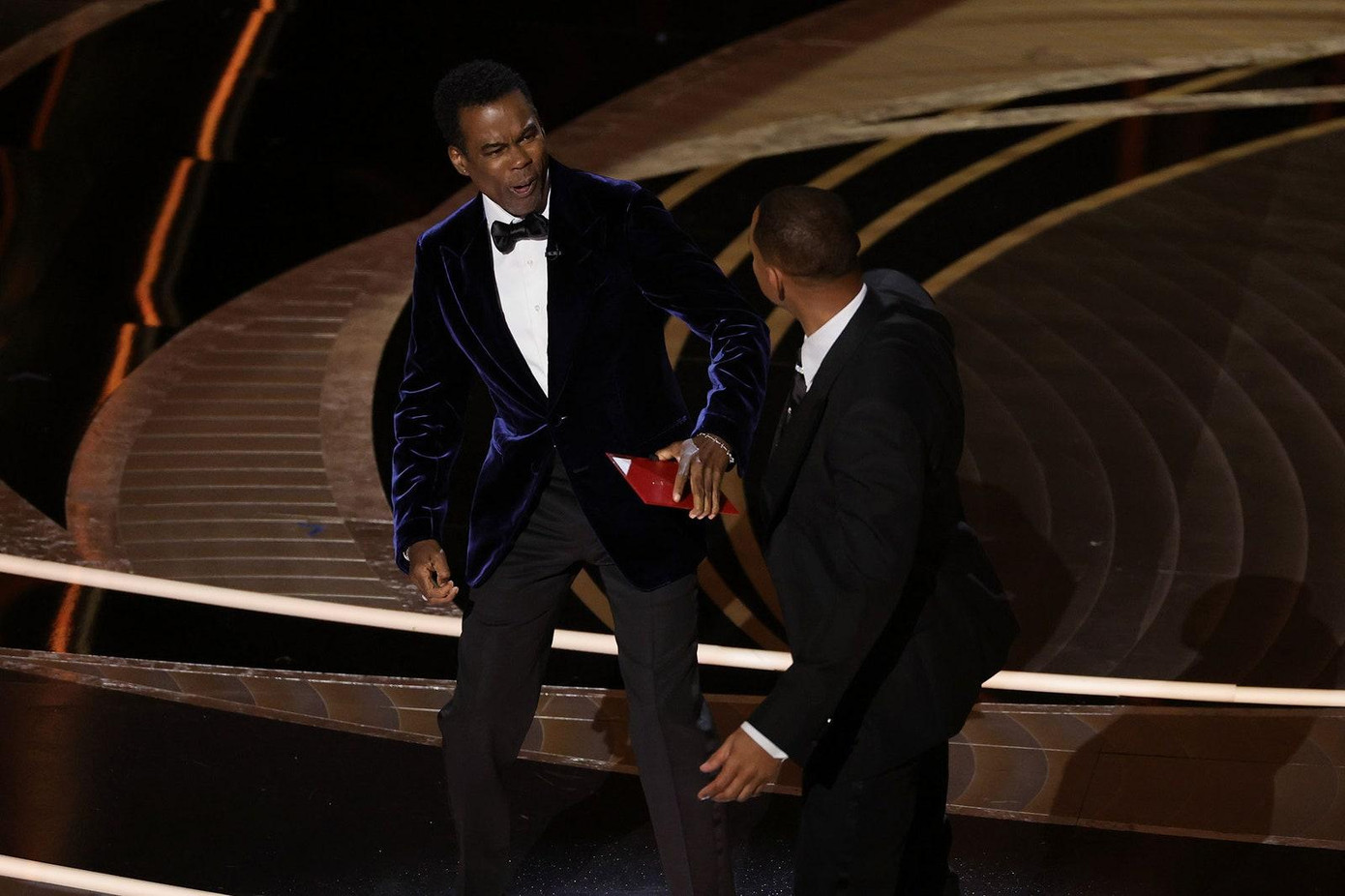 Will Smith đánh Chris Rock trên sân khấu Oscar 2022 vì có ý mỉa mai vợ anh.