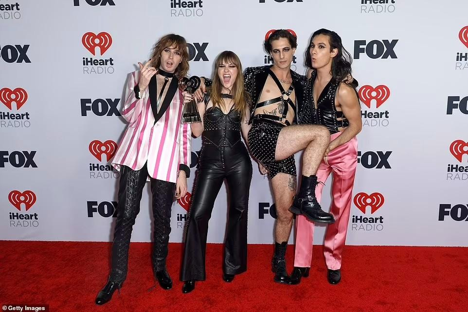 Ban nhạc Måneskin thể hiện phong cách thời trang rockstar nổi loạn.