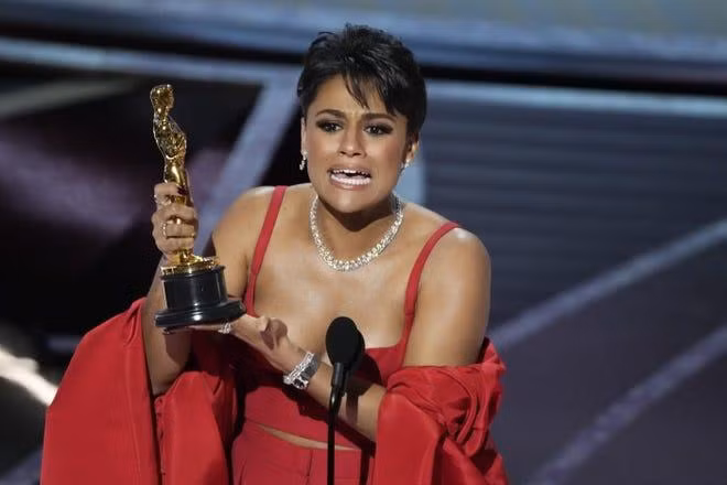 Ariana DeBose xúc động nhận giải Oscar đầu tiên trong sự nghiệp.