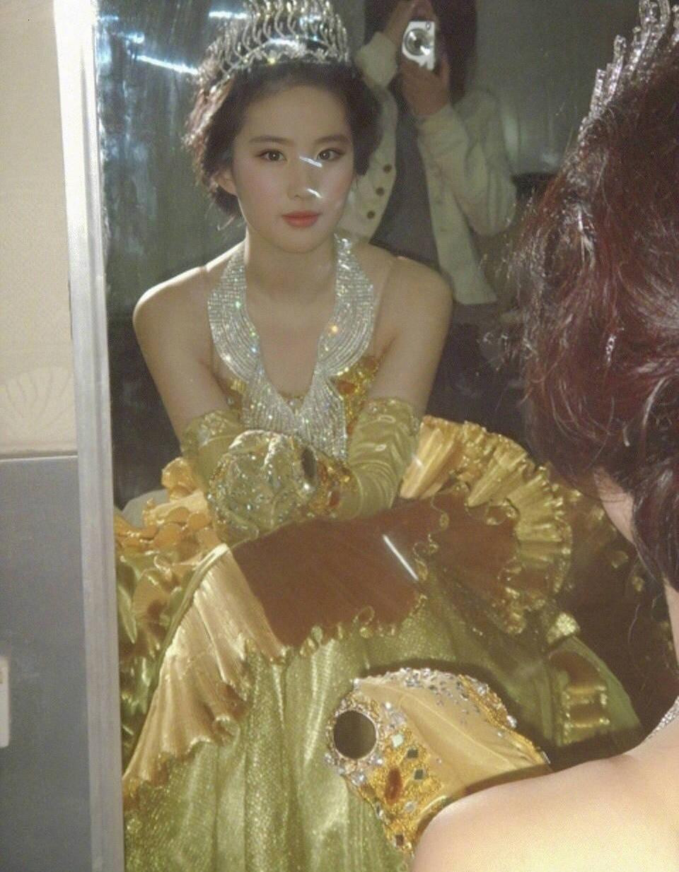 Cô sở hữu đường nét dịu dàng, tinh tế cùng vóc dáng mảnh mai, làn da trắng bóc như sứ.