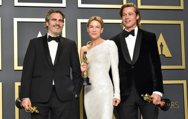 Joaquin Phoenix, Renée Zellweger và Brad Pitt tạo dáng với tượng vàng tại lễ trao giải lần thứ 92. Ảnh: Getty.