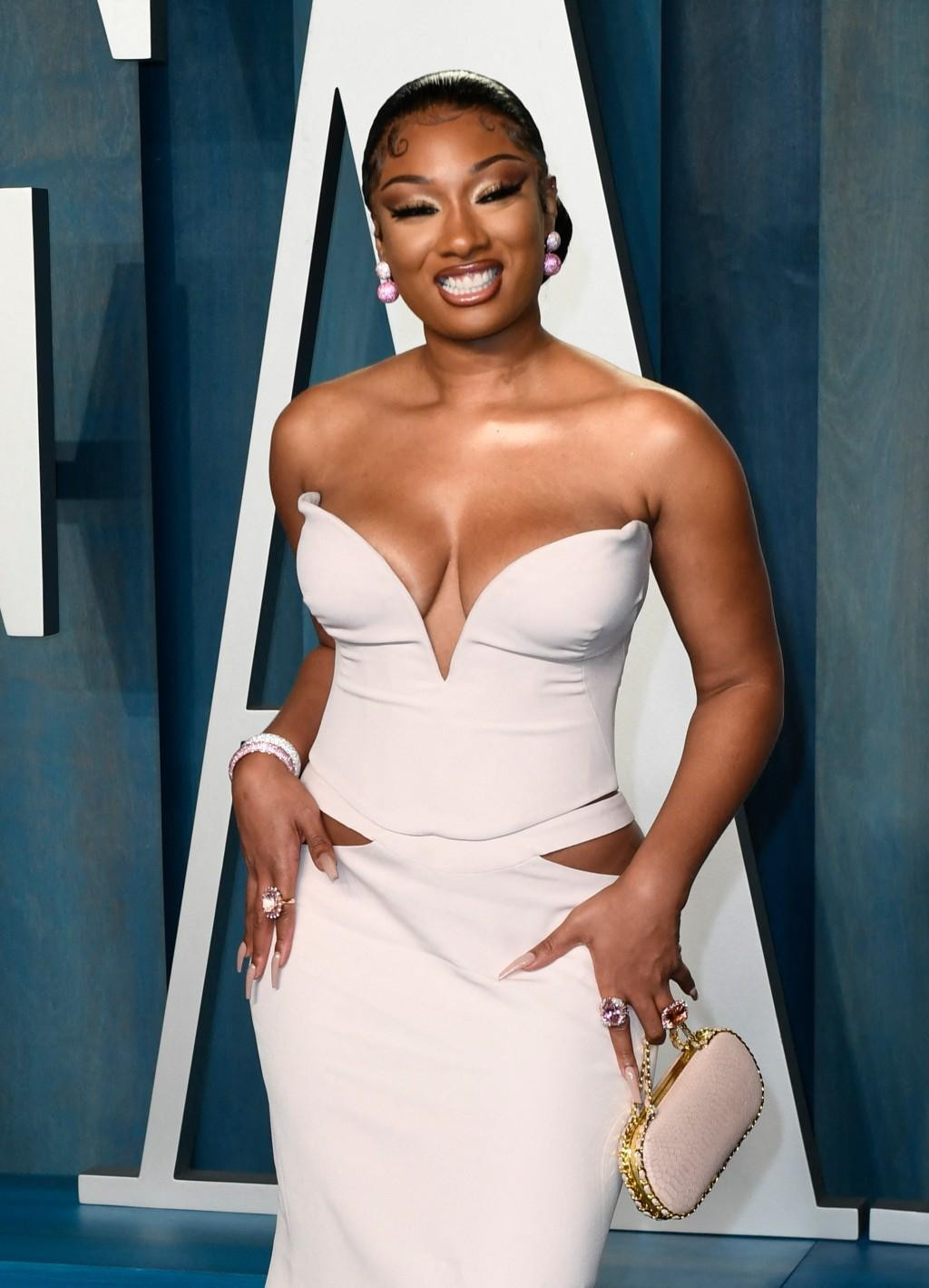 Megan Thee Stallion khoe vòng một "bốc lửa" trong đầm cúp ngực xẻ sâu. Tại sự kiện chính và bữa tiệc sau đó, nữ ca sĩ đều chọn phong cách sang trọng, gợi cảm.