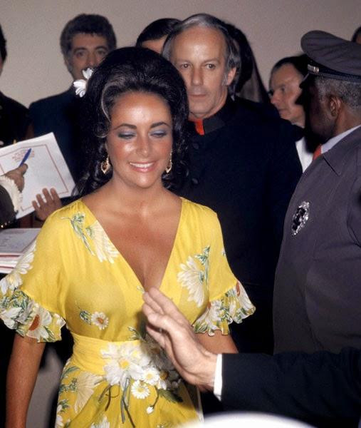 Elizabeth Taylor tại Lễ trao giải Oscar lần thứ 46. Elizabeth Taylor tại Lễ trao giải Oscar lần thứ 46.