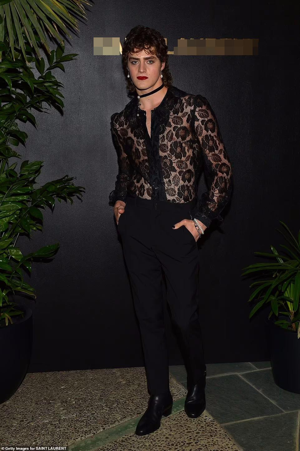 Diễn viên kiêm nhạc sĩ người Mỹ Fin Argus trông "đỏm dáng" với gương mặt trang điểm và chiếc áo ren xuyên thấu bó sát người.