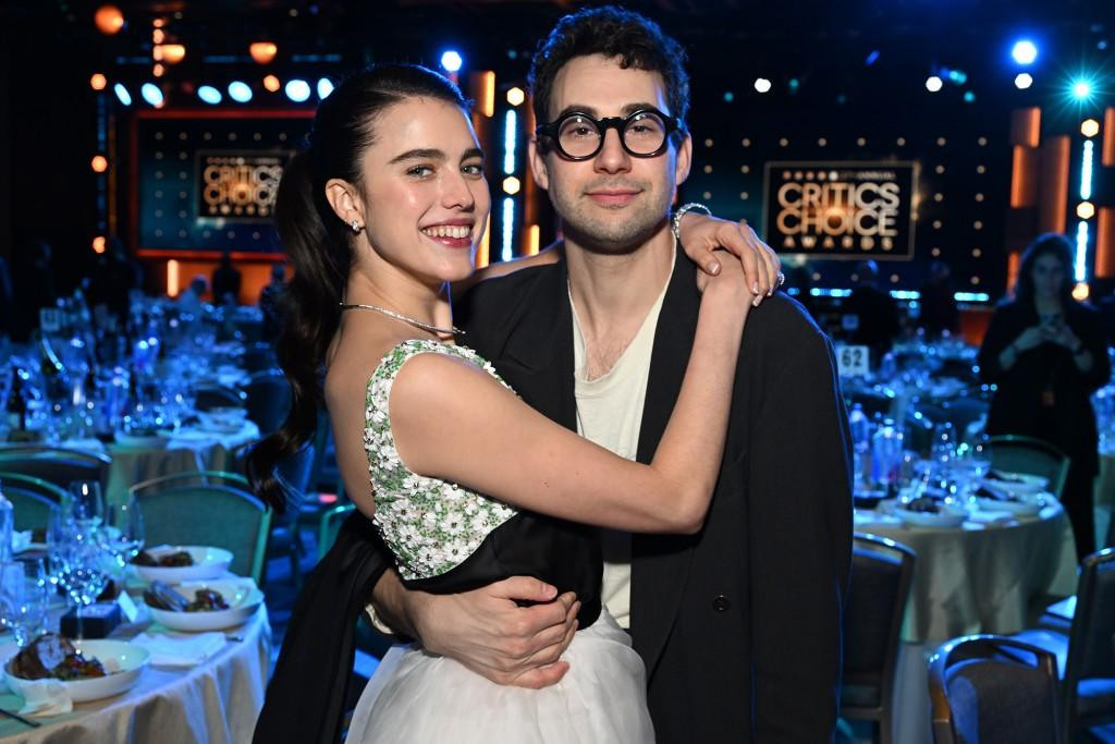 Nữ diễn viên "Once Upon A Time In Hollywood" Margaret Qualley và bạn trai, ca sĩ đoạt giải Grammy Jack Antonoff, khoe ân ái tại Lễ trao giải Critics Choice.