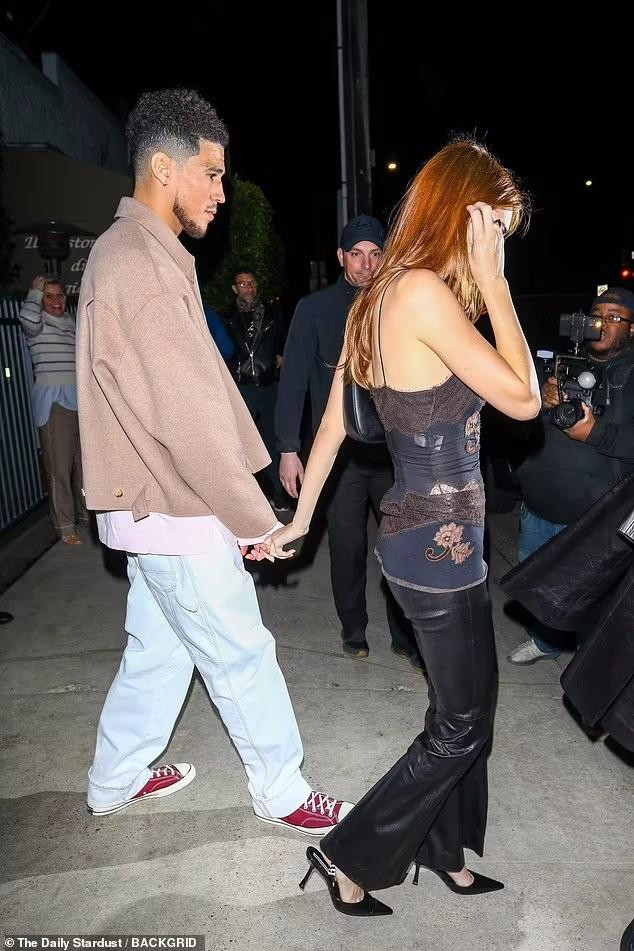 "Siêu mẫu đắt giá nhất hành tinh" nắm tay bạn trai rời nhà hàng. Cặp đôi chị - em (Kendall hơn bạn trai 1 tuổi) gắn bó với nhau được hơn 2 năm.