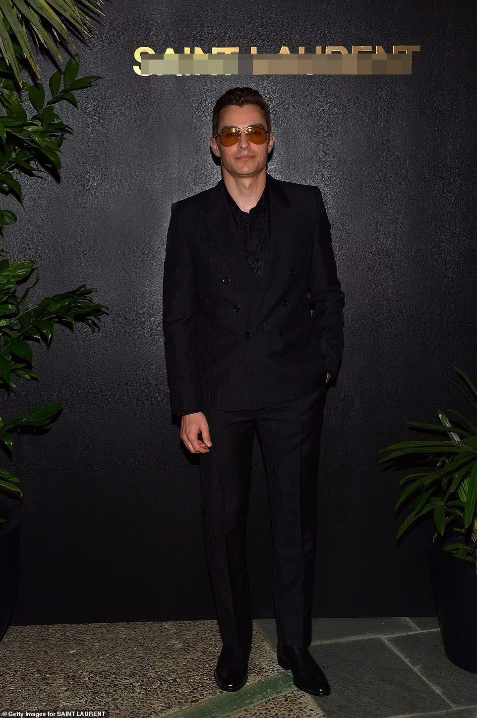 Nam diễn viên Dave Franco bảnh bao trong sắc đen.