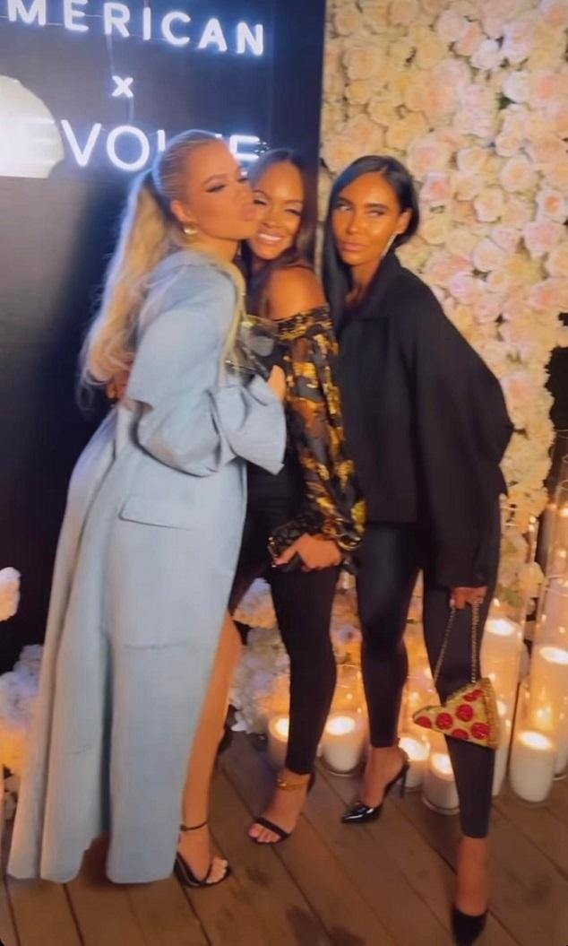 Khloe chia sẻ hình ảnh trong bữa tiệc lên Instagram Story.