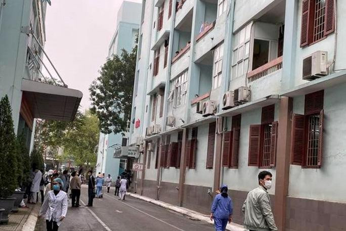 Khu vực người đàn ông rơi từ tầng 4 xuống đất tử vong. Ảnh: FB Khu vực người đàn ông rơi từ tầng 4 xuống đất tử vong. Ảnh: FB