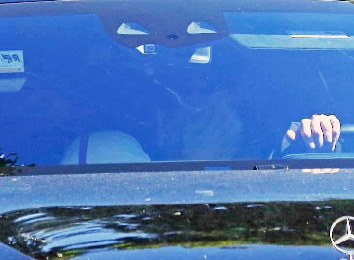 Mới đây, TMZ tung hình ảnh độc quyền ghi lại khoảnh khắc Kim Kardashian ôm hôn tình trẻ Pete Davidson đắm đuối trong xe hơi.