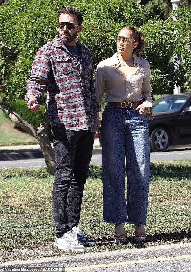 Mới đây nhất, nhà làm phim 50 tuổi đã dẫn con anh và con của bạn gái đến cổ vũ người đẹp 53 tuổi khi cô được vinh danh "Biểu tượng" tại Lễ trao giải âm nhạc iHeartRadio 2022.