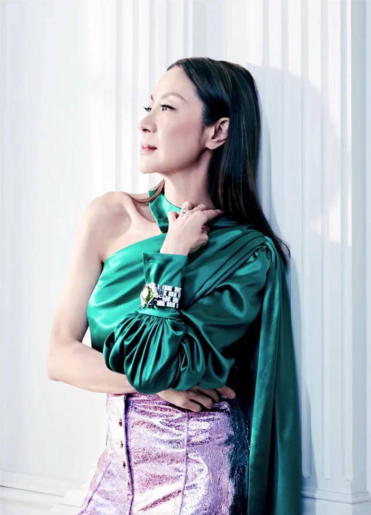 Đạo diễn Scheinert cho biết: "Dương Tử Quỳnh luôn tận tâm với công việc, đúng giờ. Cô ấy chân thành và không bao giờ giả tạo với bất cứ ai. Cô ấy tốt như chị cả của đoàn phim". Trong khi đó, đạo diễn Kwan khẳng định: "Không ai có thể thay thế Dương Tử Quỳnh. Nếu cô ấy không diễn, bộ phim này chắc chắn sẽ không được thực hiện".