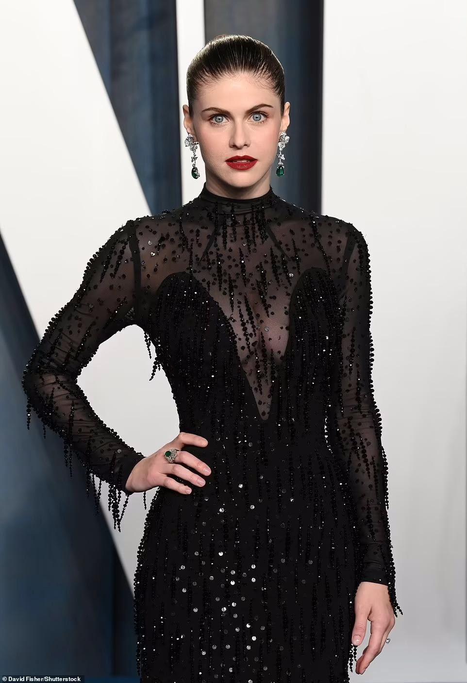 Nữ diễn viên Alexandra Daddario cũng chọn mốt "thả rông".