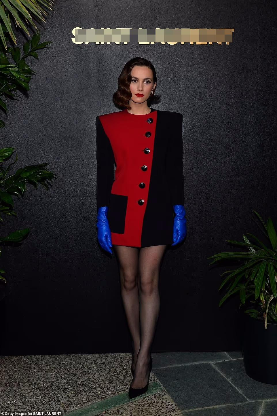 Nữ diễn viên 24 tuổi Maude Apatow nổi bật với chiếc váy có cấu trúc màu đen và đỏ. Cô cũng tạo điểm nhấn khác biệt với những ngôi sao khác bằng đôi găng tay da màu xanh neon.