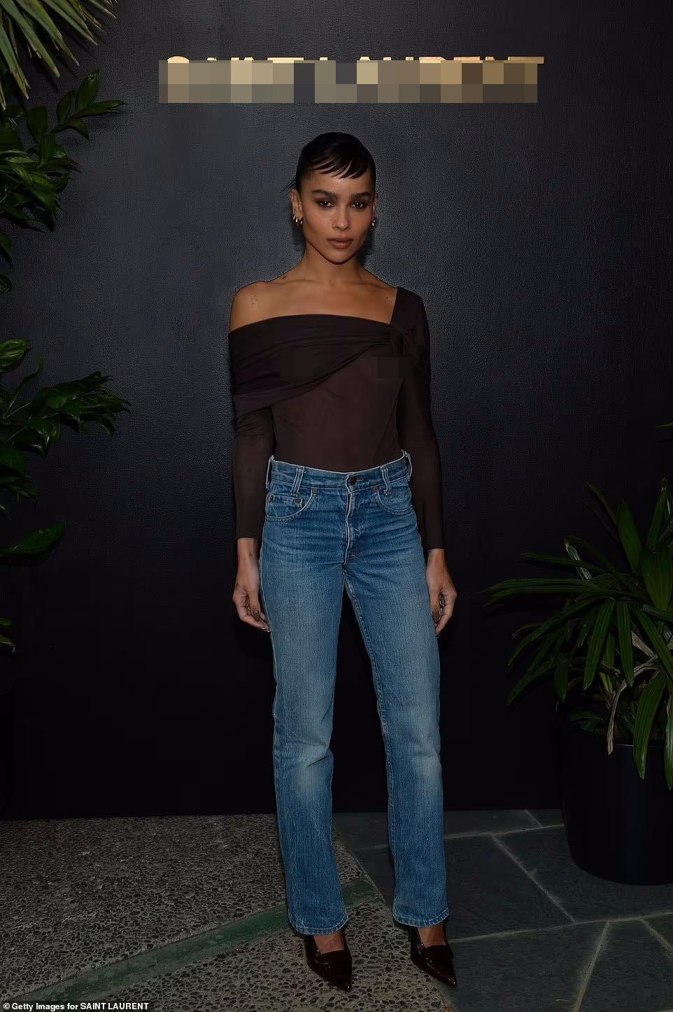 "Miêu nữ" Zoë Kravitz chọn phong cách trẻ trung, đơn giản khi phối áo lệch vai với quần jean và giày cao gót mũi nhọn. Tuy nhiên, cô không để bản thân nhạt nhòa bằng cách bỏ nội y, để lộ vòng một dưới lớp vải mỏng tang.