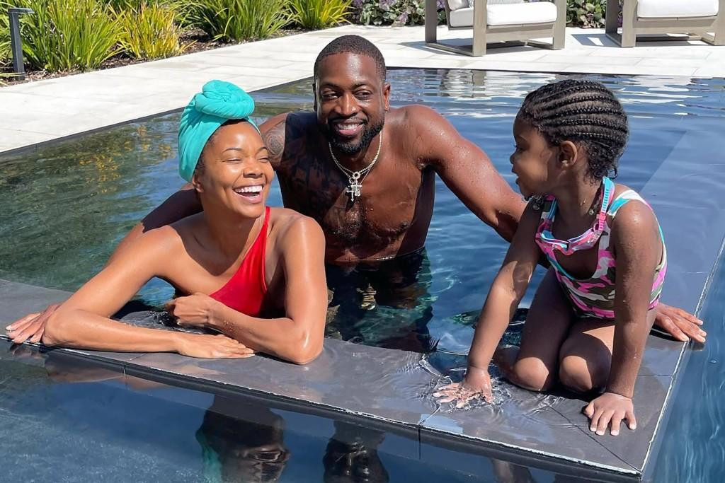 Minh tinh Gabrielle Union chia sẻ bức ảnh gia đình ba người hạnh phúc.