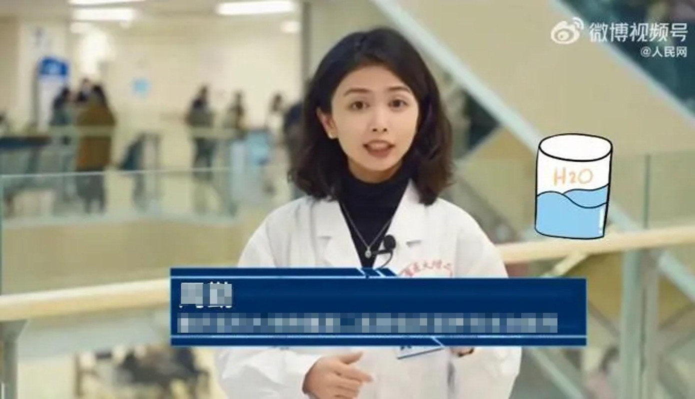 Nữ bác sĩ Chu Cần được mời ghi hình để hướng dẫn uống nước khoa học.