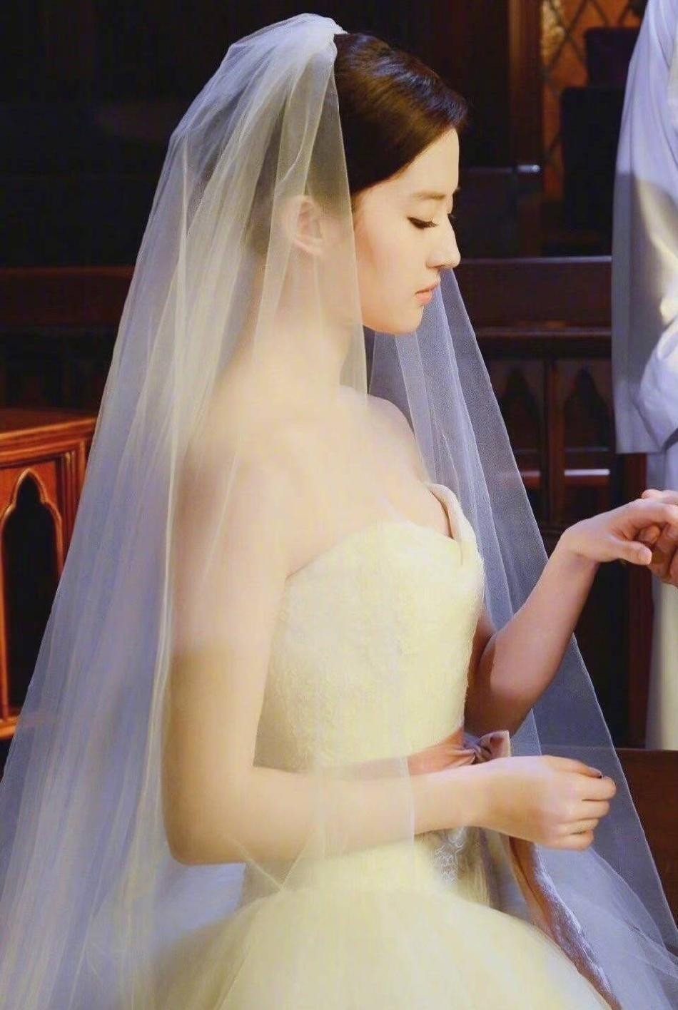 Chiếc váy cưới cúp ngực giúp mỹ nhân "Tứ đại danh bổ" khoe bờ vai nuột nà, tinh tế cùng thềm ngực gợi cảm khó cưỡng. Khăn voan đội đầu trong suốt mang đến cảm giác thanh tao, thoát tục.