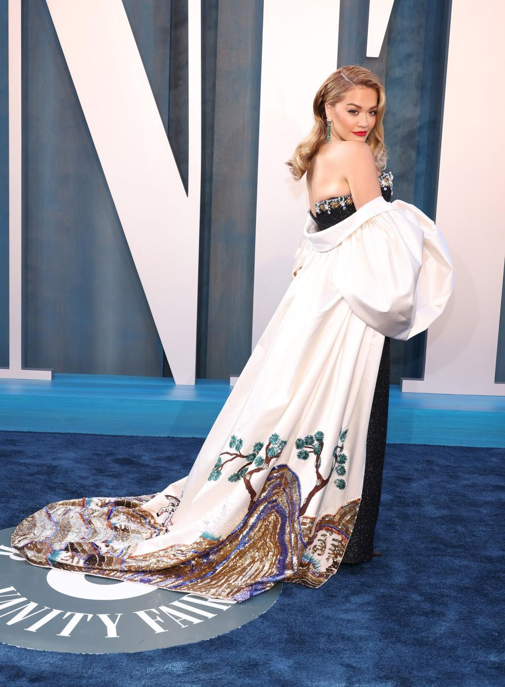 Rita Ora theo phong cách mỹ nhân Hollywood cổ điển.