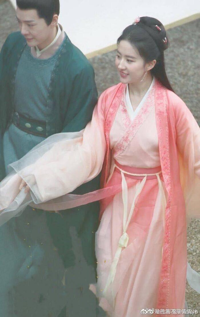 Thời gian trước, những hình ảnh chụp "cô cô" trên phim trường nhận được sự quan tâm lớn từ dân mạng. Ảnh chụp chất lượng kém nhưng đủ để thấy gương mặt rạng rỡ, trẻ trung và làn da trắng không tì vết của mỹ nhân họ Lưu. Nụ cười hở lợi vốn là khuyết điểm cũng trở nên đáng yêu.