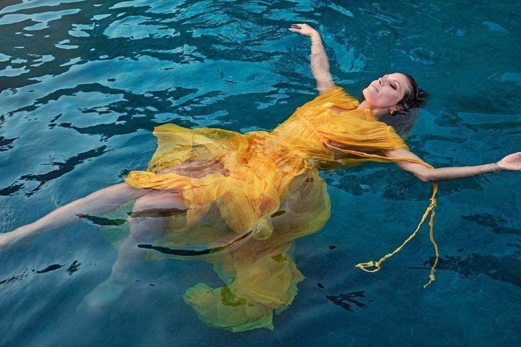 Siêu mẫu Heidi Klum thả mình trong làn nước trong một buổi chụp ảnh với Harper's Bazaar ở quê nhà Đức của cô.