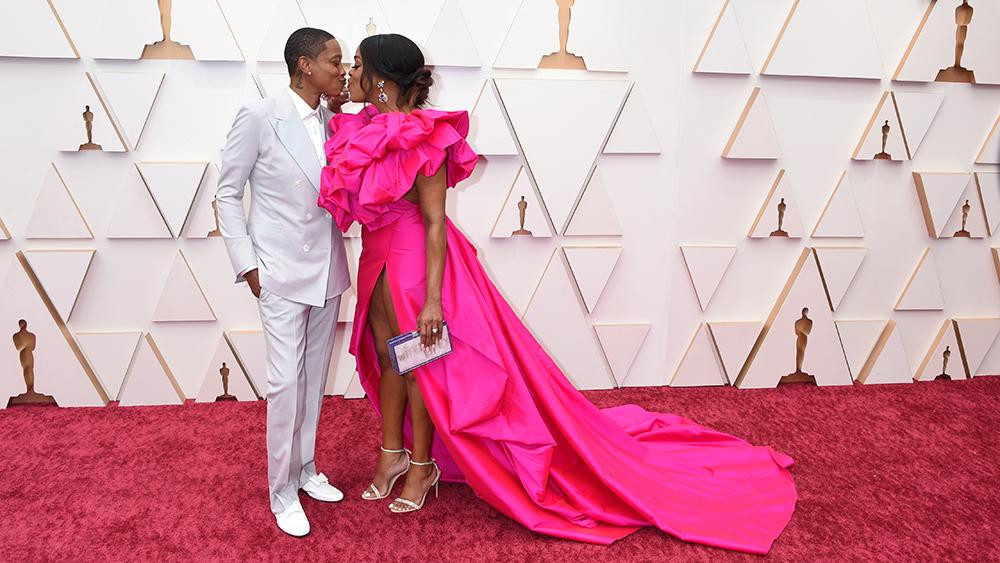 Nữ diễn viên Niecy Nash và vợ Jessica Betts trao nhau nụ hôn ngọt ngào. Nữ diễn viên Niecy Nash và vợ Jessica Betts trao nhau nụ hôn ngọt ngào.