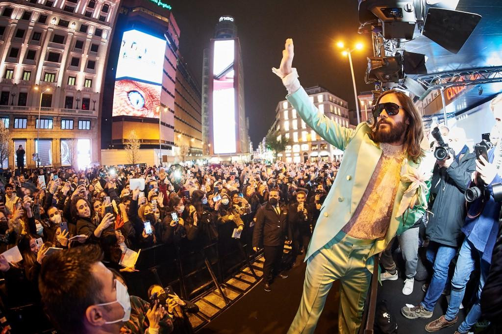 Jared Leto chào người hâm mộ tại buổi ra mắt phim "Morbius" tại Madrid (Tây Ban Nha).