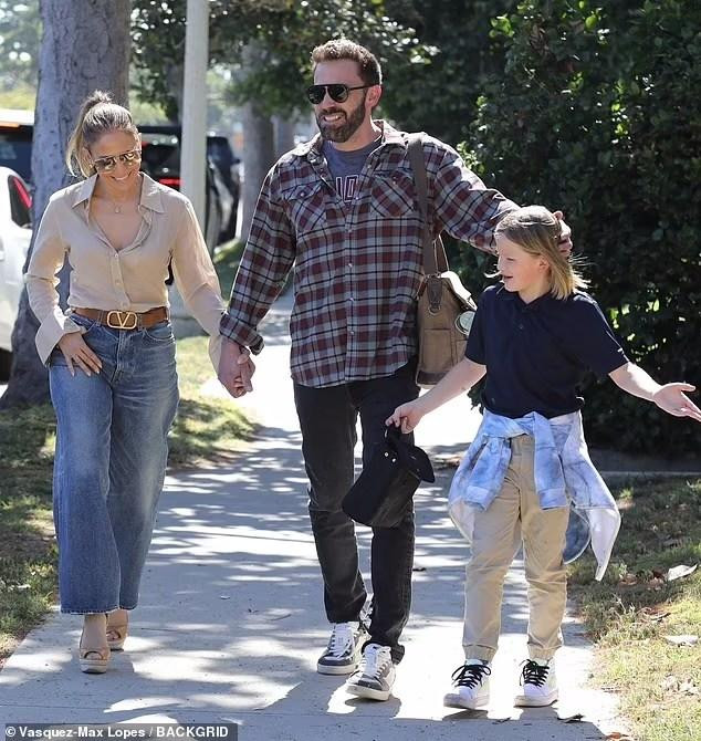 Samuel dường như đã có quãng thời gian vui vẻ bên bố và mẹ kế tương lai. "Người Dơi" sinh năm 1972 đi ở giữa, một tay nắm chặt người yêu hơn 3 tuổi, một tay xoa đầu con trai. Khung cảnh gia đình hạnh phúc, hài hoà khiến đa phần dân mạng đều vui mừng cho họ.